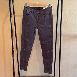 American Eagle. Size 10. Grey wash. NEW